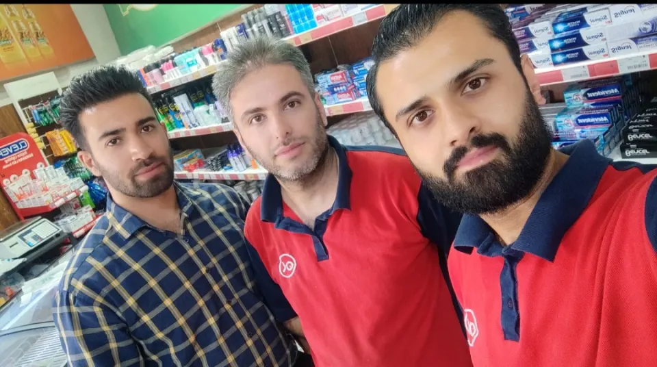 13 سال گذشت ...
درس دانشگاه 
کلی خاطره دوران سربازی
زندگی کم کم سخت شد ‌...
دلخوشی ها کم شد
وقت آزاد و حوصله ها کم شد
اینجا ها فهمیدم بزرگ شدن چقدر مسولیت ها رو زیاد میکنه
عاشق یه آینده و یه شغل دیگه بودی 
اما چرخ زمونه  قابل پیش بینی نیست ...

من الان مسول یه فروشگاه تو تهران هستم.